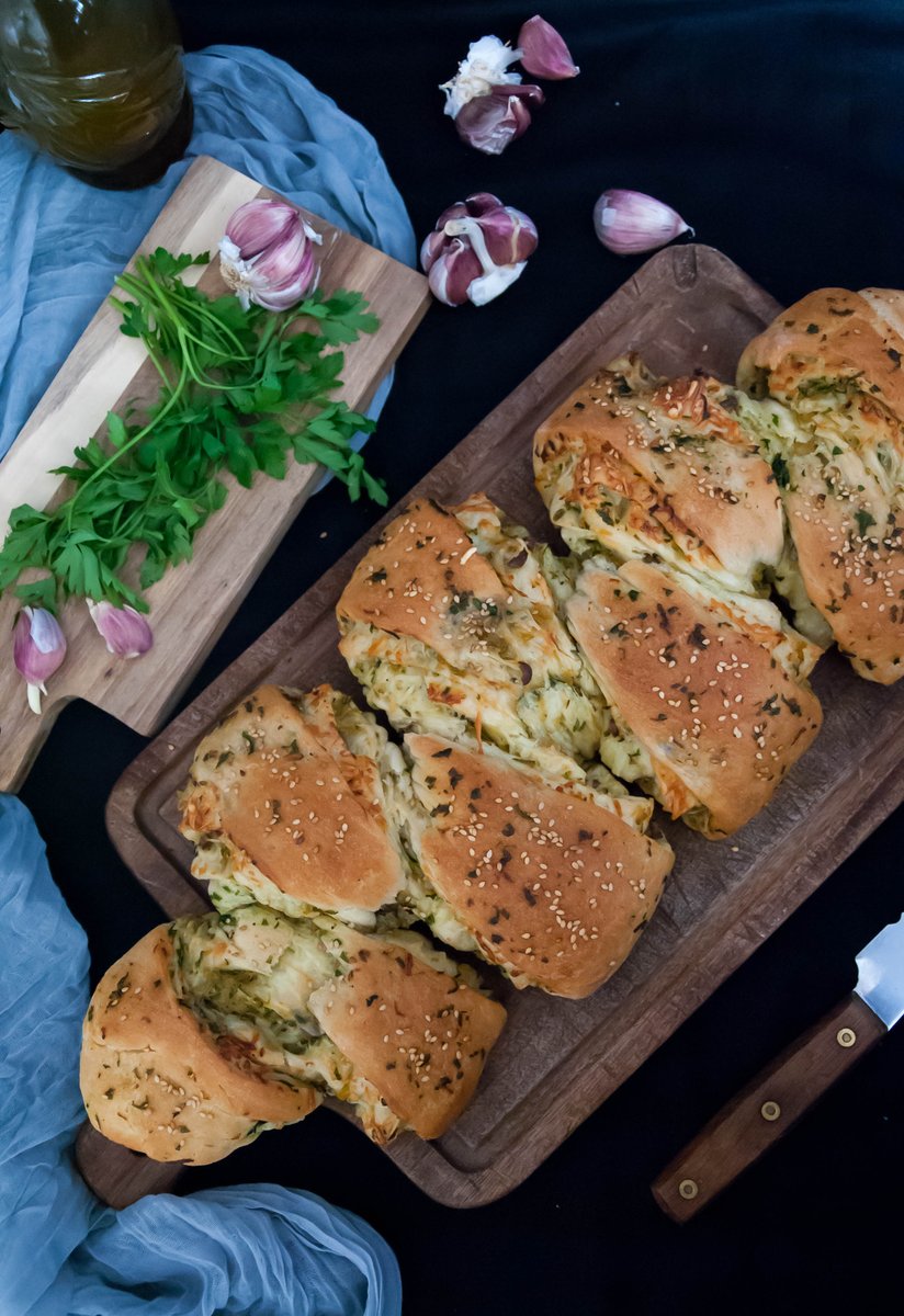 Aujourd'hui il y a une nouvelle recette sur le blog. Un pain à la persillade façon pull apart bread. Ce pain est ludique et convivial lors de la dégustation. Sympas l'idée, pour les beaux jours qui arrivent à grand pas ! cookandgoute.org/pain-a-la-pers…