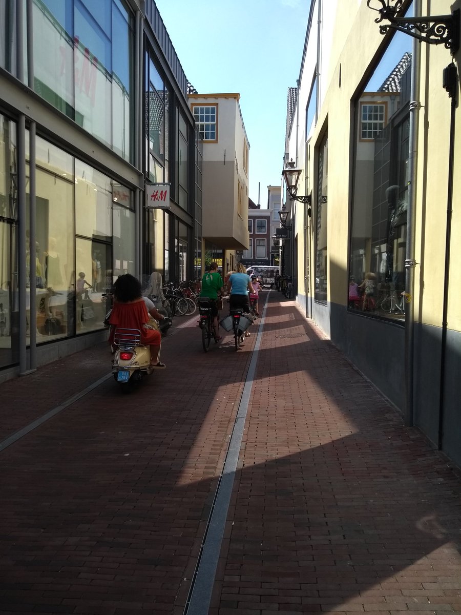 Catharinasteeg #Leiden een mooi voetgangersgebied of toch een snelfietspad?