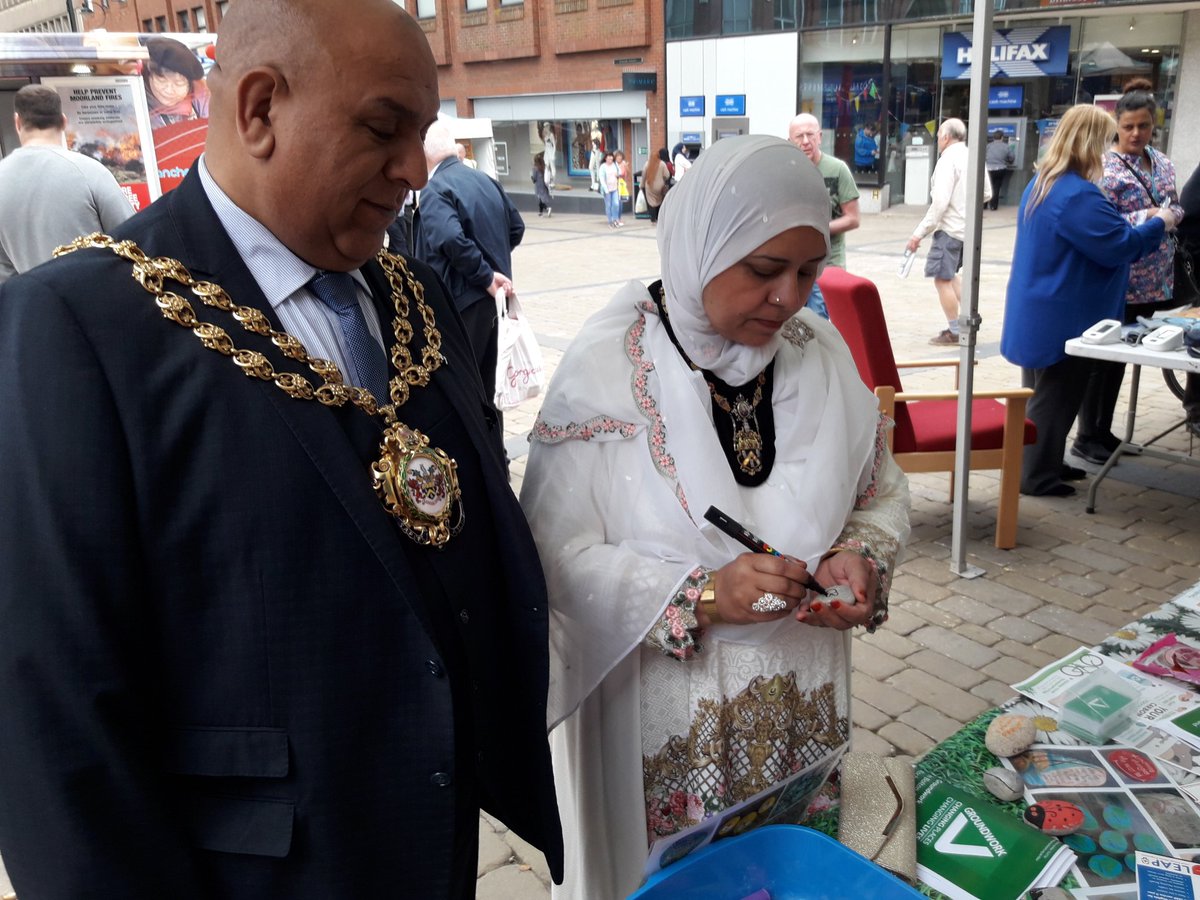 The Mayor &amp; Mayoress of Oldham popped over and had a chat, the Mayoress painted lovely design on our pebbles!! @GroundworkBBOR <a href="/Voldhamtameside/">VC Oldham & Tameside</a> #VolunteersWeek