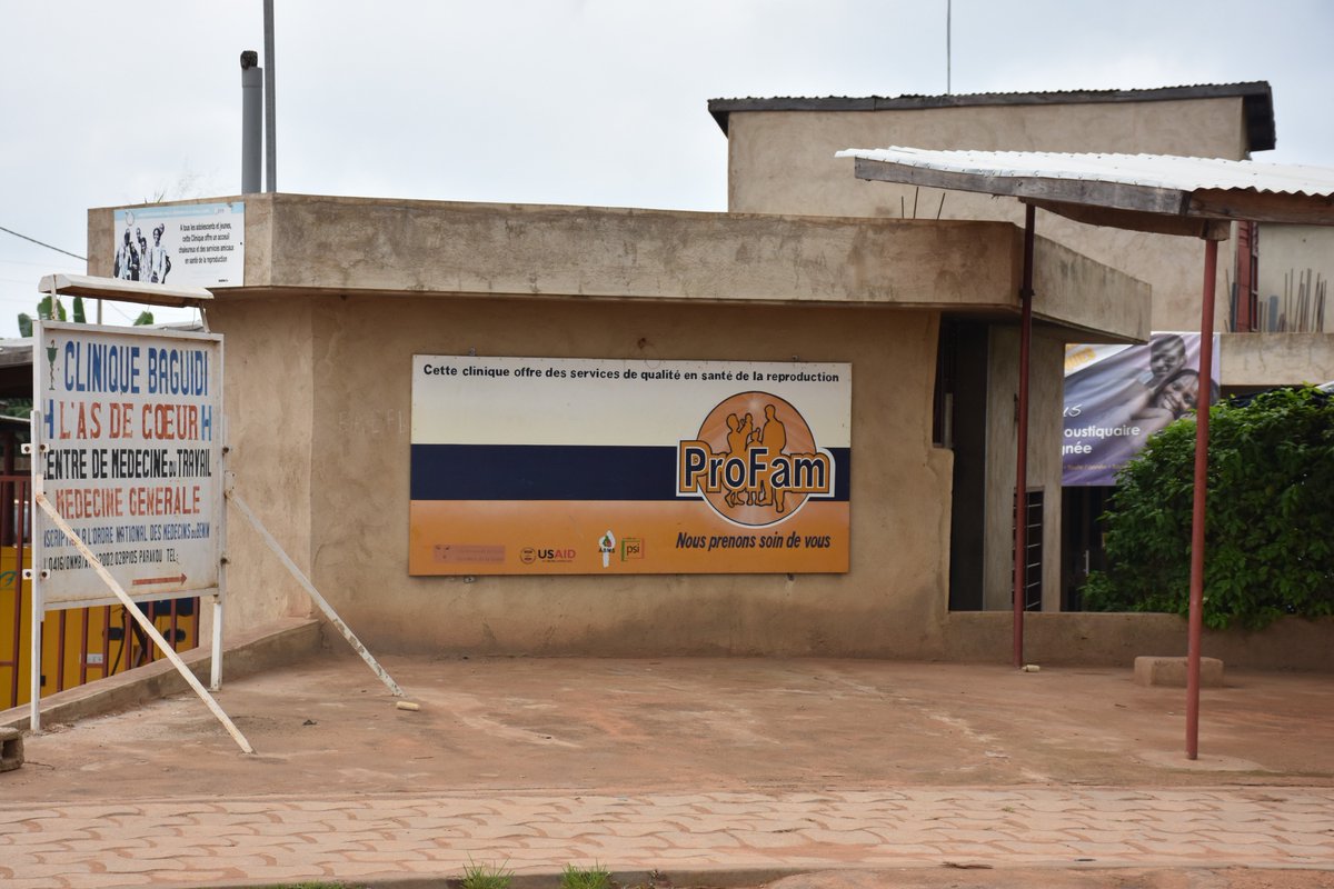 Vous avez beaucoup d'enfants, votre revenu mensuel n'arrive plus à couvrir vos charges familiales mais vous n'arrêtez pas de concevoir. Rendez-vous dans une clinique ProFam pour conseils. Vous pouvez aussi appelez  gratuitement le 7344 ou visitez: abmsbj.org/index.php/prod…