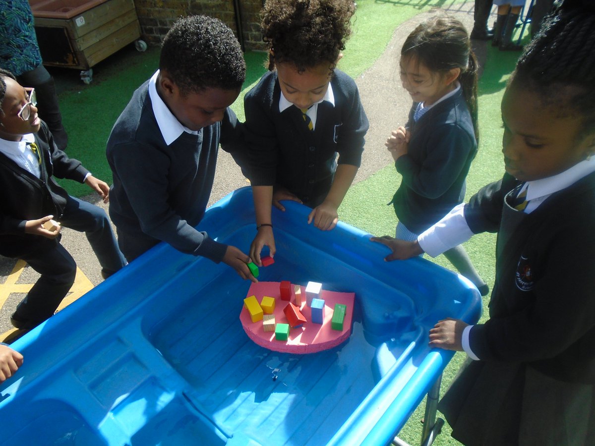 MatthiasN16EYFS's tweet photo. It's science investigation day! This morning Reception have been challenged to see which team can build the biggest floating city before it sinks?! #scienceday2018 #EYFS #sinkingcities #understandingtheworld https://t.co/OdcEHHfmDi