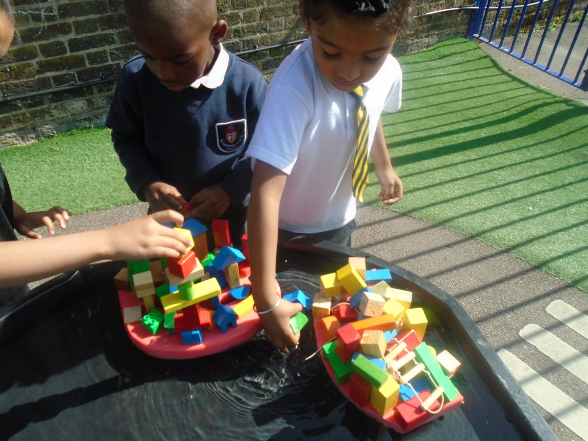 MatthiasN16EYFS's tweet photo. It's science investigation day! This morning Reception have been challenged to see which team can build the biggest floating city before it sinks?! #scienceday2018 #EYFS #sinkingcities #understandingtheworld https://t.co/OdcEHHfmDi