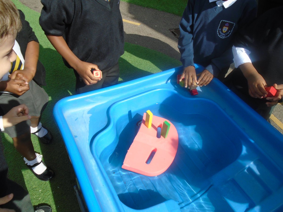 MatthiasN16EYFS's tweet photo. It's science investigation day! This morning Reception have been challenged to see which team can build the biggest floating city before it sinks?! #scienceday2018 #EYFS #sinkingcities #understandingtheworld https://t.co/OdcEHHfmDi