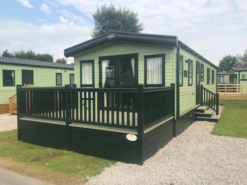 ABSundecksLtd's tweet photo. Of course the βSoldβ signs are up! Gorgeous forest green front deck and skirting with cream deck boards. The balustrade and skirt colour complimenting this @ABIHolidayHomes leisure home at #Lakesway perfectly and a cute little colour matched step set too! https://t.co/jaGvYjdAyJ