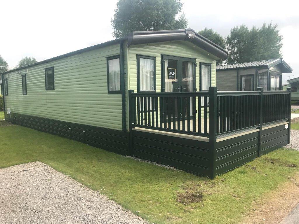 ABSundecksLtd's tweet photo. Of course the βSoldβ signs are up! Gorgeous forest green front deck and skirting with cream deck boards. The balustrade and skirt colour complimenting this @ABIHolidayHomes leisure home at #Lakesway perfectly and a cute little colour matched step set too! https://t.co/jaGvYjdAyJ