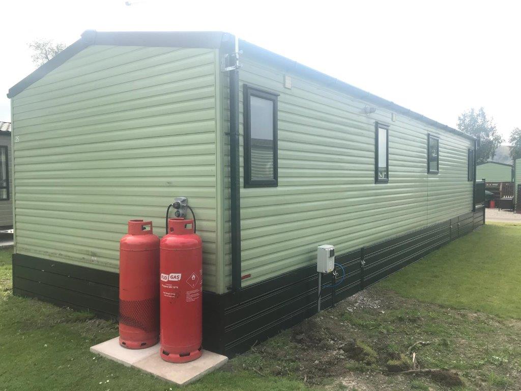ABSundecksLtd's tweet photo. Of course the βSoldβ signs are up! Gorgeous forest green front deck and skirting with cream deck boards. The balustrade and skirt colour complimenting this @ABIHolidayHomes leisure home at #Lakesway perfectly and a cute little colour matched step set too! https://t.co/jaGvYjdAyJ