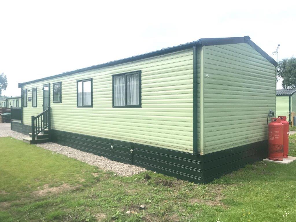 ABSundecksLtd's tweet photo. Of course the βSoldβ signs are up! Gorgeous forest green front deck and skirting with cream deck boards. The balustrade and skirt colour complimenting this @ABIHolidayHomes leisure home at #Lakesway perfectly and a cute little colour matched step set too! https://t.co/jaGvYjdAyJ