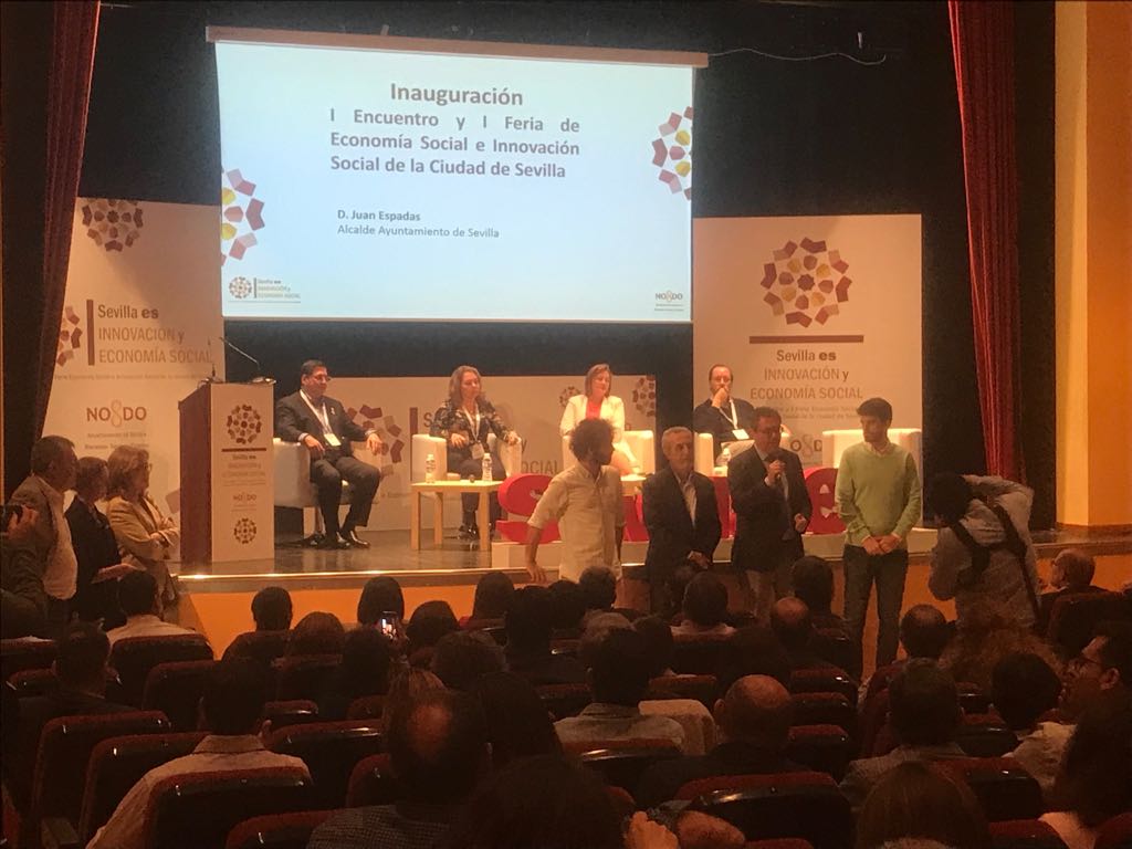 idema_grupo's tweet photo. Hoy Idema Grupo está en la I Feria de Economía Social y hemos tenido el placer de asistir a la inauguración con el alcalde de Sevilla @JuanEspadasSVQ 
Mañana está nuestro director de RRHH formando parte la mesa redonda sobre CEE ¡Ven a vernos! @SevillaES2018 https://t.co/vah3WhHTUX