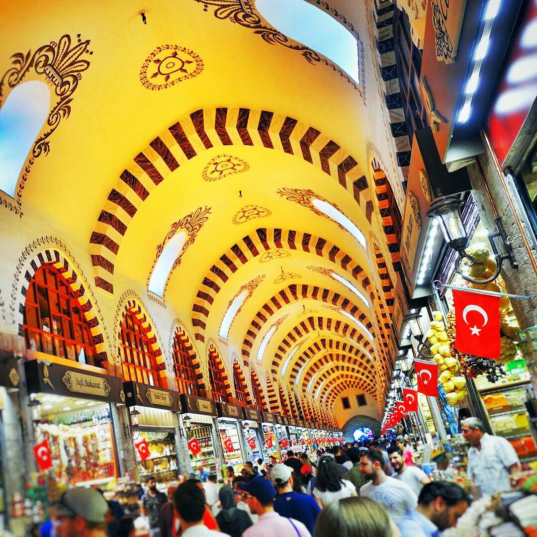 No visit to Istanbul is complete without stopping by the atmospheric Spice Bazaar.Spice Bazaar is only 10 minutes walking distance away from our hotel.
İstanbul ziyareti Mısır Çarşısı'na uğramadan tamamlanmış sayılmaz.Mısır Çarşısı otelimize 10 dakikalık yürüme mesafesindedir.