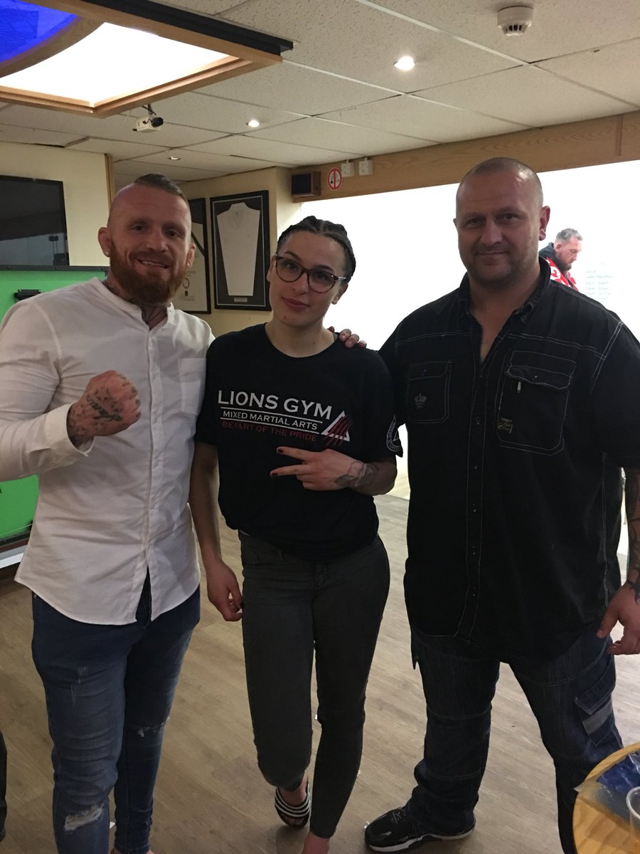 War_FM_UK's tweet photo. Melissa Mullins signs with WarFM, This 1-0 Bantamweight has had a contract printed for a long while whilst we awaited her debut! Which happened last Saturday on Fight UK and lasted only 18secs with a devastating knockout against a good opponent! https://t.co/wjkKld1yP9