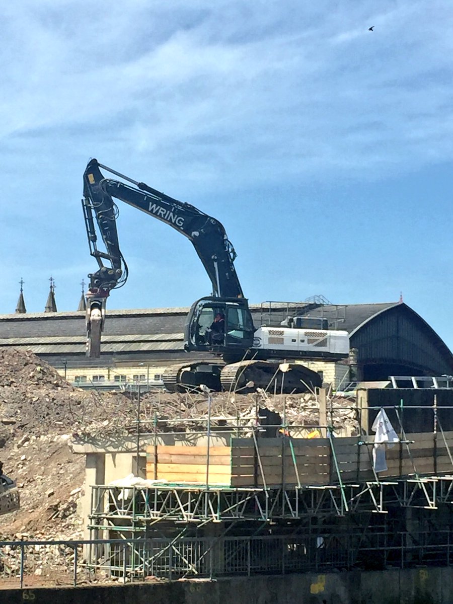 DesignbyMarkF's tweet photo. Coming along nicely @wringdemo #demolition @RPA_Media @DiggerManBlog @demolitionnews #bristol https://t.co/WttaI6UfmR