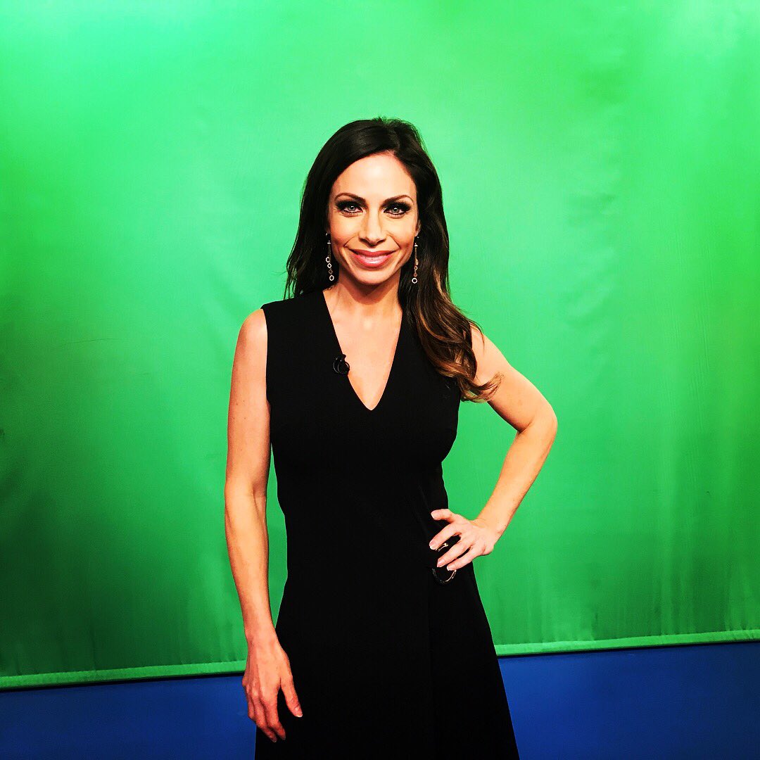JillNicolini's tweet photo. #trafficandweathertogether Where are all the temperatures? ๐ #greenscreen #televisionmagic ๐บ #weathercenter @PIX11News FYI โ๏ธ #71degrees https://t.co/3MHxqrKlmn