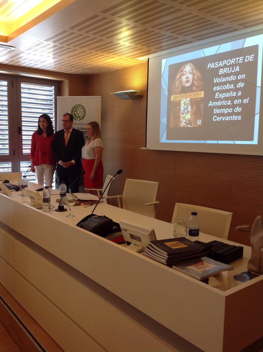 SuperMarella75's tweet photo. La @dramarialara en su conferencia en la #jornadahistoriacomarcal en la @UCV_es https://t.co/gjQ27CLIVD