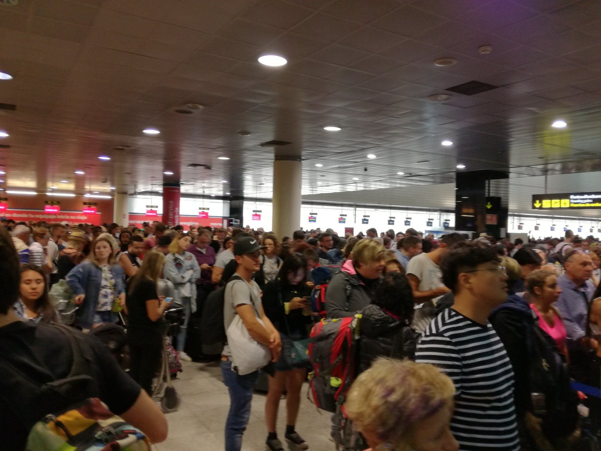 lalaesbe's tweet photo. @ryanair cola de reclamaciones. Ideal para viajar con un bebé. Adios   .-vacaciones https://t.co/Ij2FJIi2mA