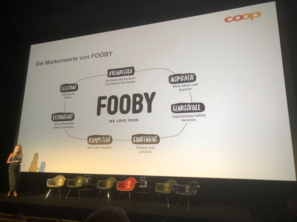 coop_ch's tweet photo. Kulinarisch, genussvoll, verbinden - unsere #Fooby-Chefin Vanessa zeigt den Teilnehmern am #cmdch2018 gerade, wofür Fooby steht. https://t.co/5kjpt46UUD