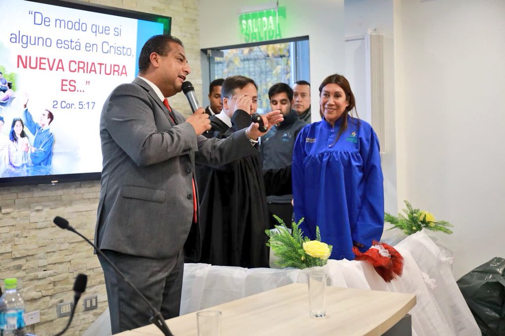 LuisVelasquez9's tweet photo. Rosa fue alcanzada con el #MetododeCristo por su amiga Susi y el Pr Victor Alegría. Fue invitada al CI en Viña del Mar donde sus necesidades fueron atendidas y en la #JuntaPlenariaUCh2018 testificó por Jesús a través del bautismo @prertonkohler @garykrause7 @MissionCities https://t.co/hIY9ApTW4s
