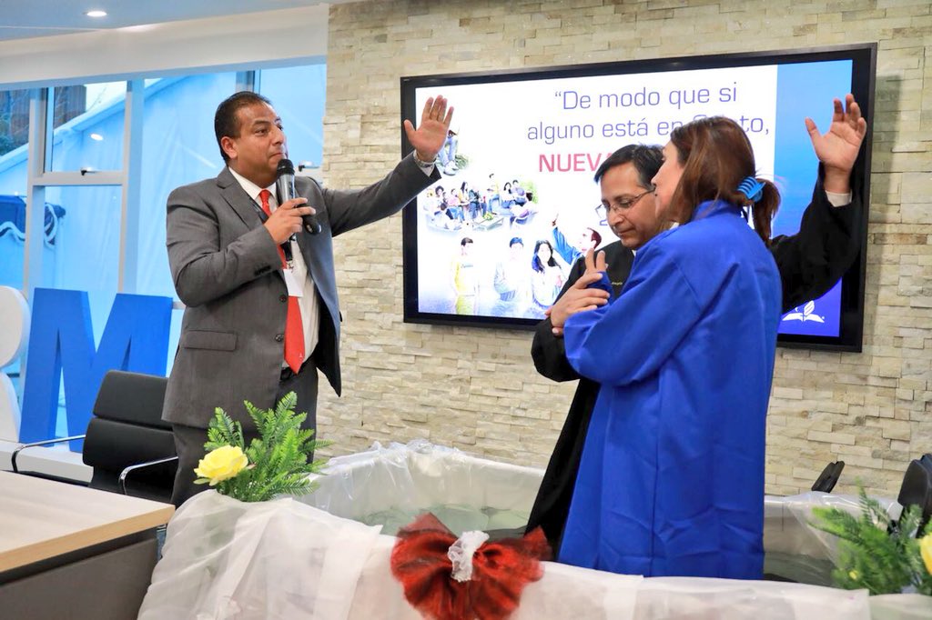 LuisVelasquez9's tweet photo. Rosa fue alcanzada con el #MetododeCristo por su amiga Susi y el Pr Victor Alegría. Fue invitada al CI en Viña del Mar donde sus necesidades fueron atendidas y en la #JuntaPlenariaUCh2018 testificó por Jesús a través del bautismo @prertonkohler @garykrause7 @MissionCities https://t.co/hIY9ApTW4s