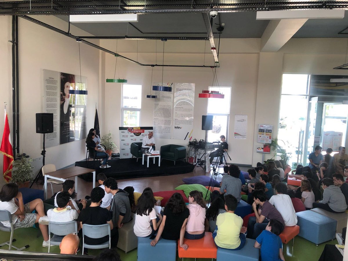 İELEV The Jugendfest’18’de konuğumuz Yazar Murat Sevinç ile “Gitmek mi zor, kalmak mı?” başlığı altında günümüz ve geleceğimizi konuşuyoruz. #thejugendfest #thejugendfestegitmekistiyorum #ielev