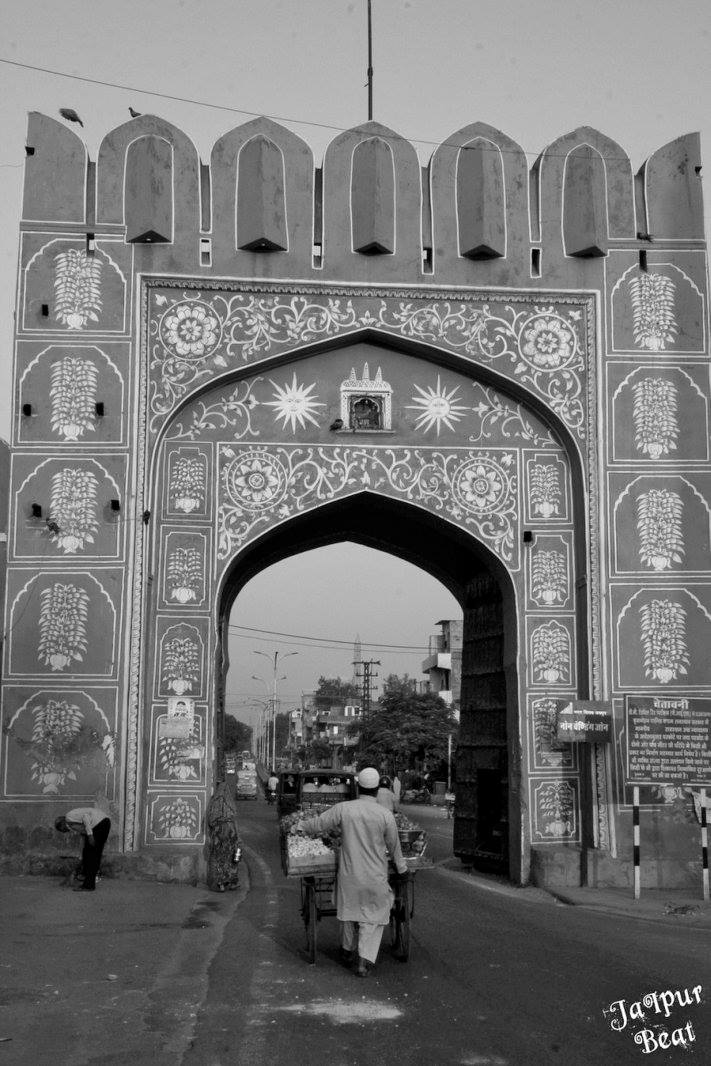 jaipurbeat's tweet photo. #DidYouKnow?
#SurajPol, as the name suggests translates to Sun Gate that is in the direction of the rising sun, that can be easily identified by the symbol of 2 painted Sun on the gate. It also forms the gateway to the famous sun temple built by Sawai Jai Singh.
#WednsedayWisdom https://t.co/NsOrDFQP17
