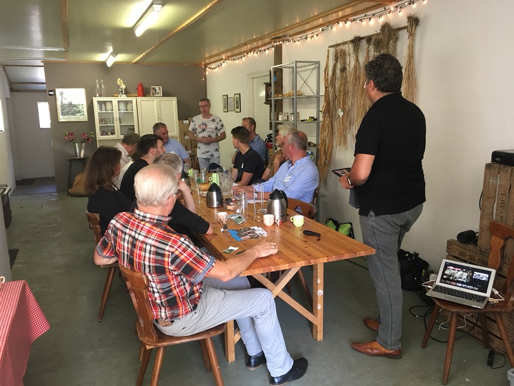 VvanRijsewijk's tweet photo. Mycelium meetup van @DuurzaamMOED is gestart bij gastheer @KoeienRob. Mycelium als nieuw #biobased materiaal waarbij de boer de ‘groene fabrikant’ kan zijn... Stof tot nadenken en discussie vandaag. https://t.co/SUWMwNLmVY