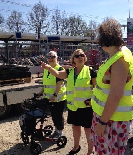 Bewoners en cliënten Vanboeijen #prokkelen het hele jaar door. Vijf bewoners kregen tijdens de bouwwerkzaamheden een indrukwekkende rondleiding in het nieuwe stationsgebied van <a href="/Gemeente_Assen/">Gemeente Assen</a> <a href="/AsserUitdaging/">Asser Uitdaging</a> <a href="/prokkel/">Stichting Prokkel</a> #ontmoeting #goedleven #mooiwerk