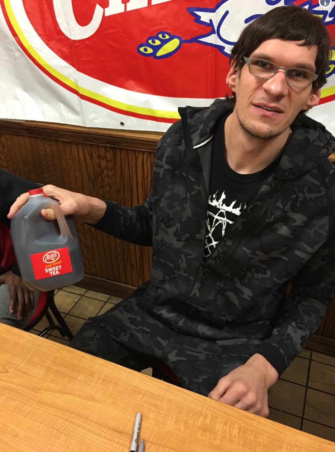 Darren Rovell on X: Giannis Antetokounmpo holding a food tray is one of  the best big hand size photos in recent history. Others include G-Leaguer  Edy Tavares (2017) and Jahlil Okafor (2015)