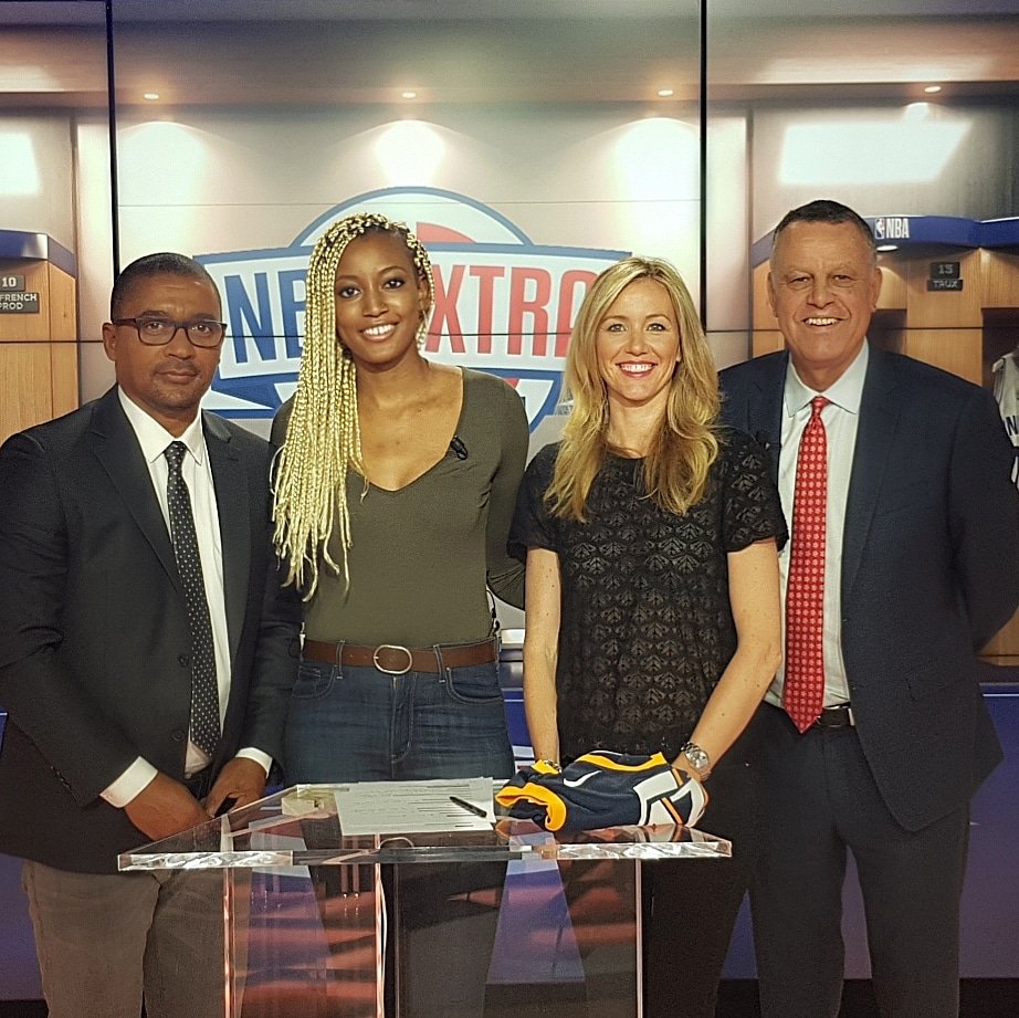 DiandraTchatch's tweet image. Encore un très bon moment passé sur le plateau de #NBAExtra ! 📺🏀 Merci pour l'accueil @MaryPatrux 😘 #NBAFinals #NBATalks #Game3