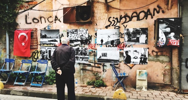 Sokakta çektiği fotoğrafları tekrar sokağa bırakıyor: “Burası Instagram Değil!”
nolm.us/sokakta-cektig…