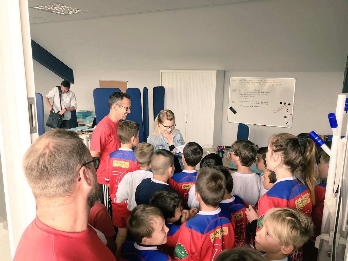 agen_rugby's tweet photo. 🚨 #Mignonnerie Toute l’équipe des U10 du Passage victorieuse du #ChallengePechavy est venue remercier @agen_rugby pour leur ticket pour la Finale @top14rugby ! 🏉 
Merci @pechavd @CarinePechavy @Fredpechavy ! https://t.co/glDQPqbqcN