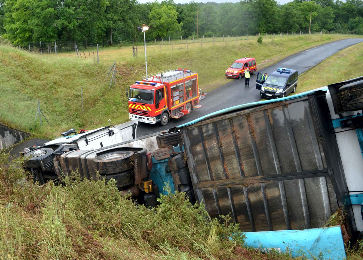 PompiersDuLot's tweet photo. #Intervention des @PompiersduLot sur un spectaculaire #Accident de  #PoidsLourd sur l'#A20 - sens Paris-Toulouse - commune de #Cuzance ce  matin.
@VINCIAutoroutes 
https://t.co/4jh9itTr6D https://t.co/7m03PtksTe