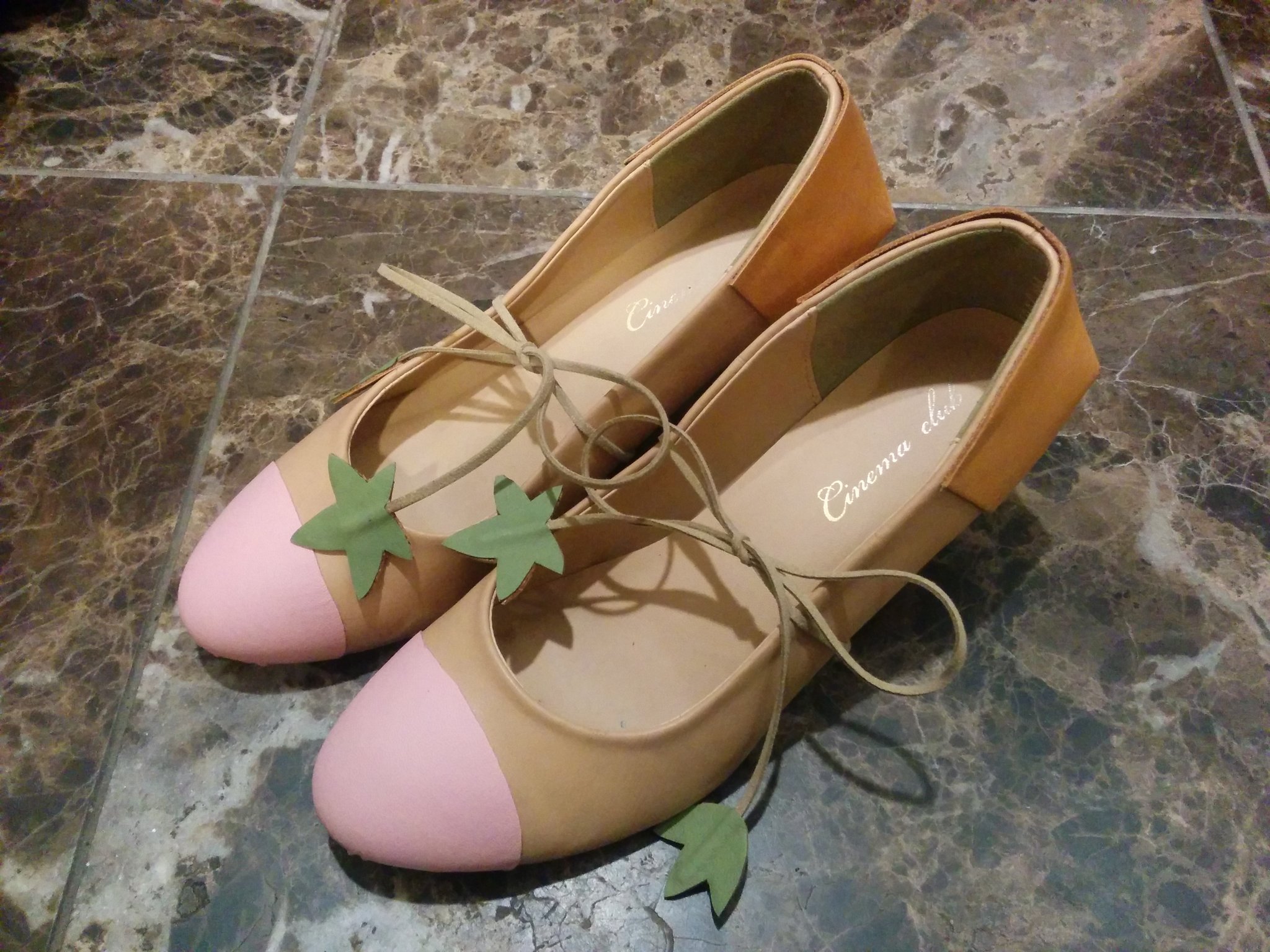 Twitter 上的 インテぐらる Shinkaimakoto 言の葉の庭を観てから初めての梅雨を迎えます 今小説版を読んでいるのですが 最後の1章は雨の日の御苑で読もうと思っています 勿論 この靴を隣に置きながらです T Co Ytcjlwdrrh Twitter