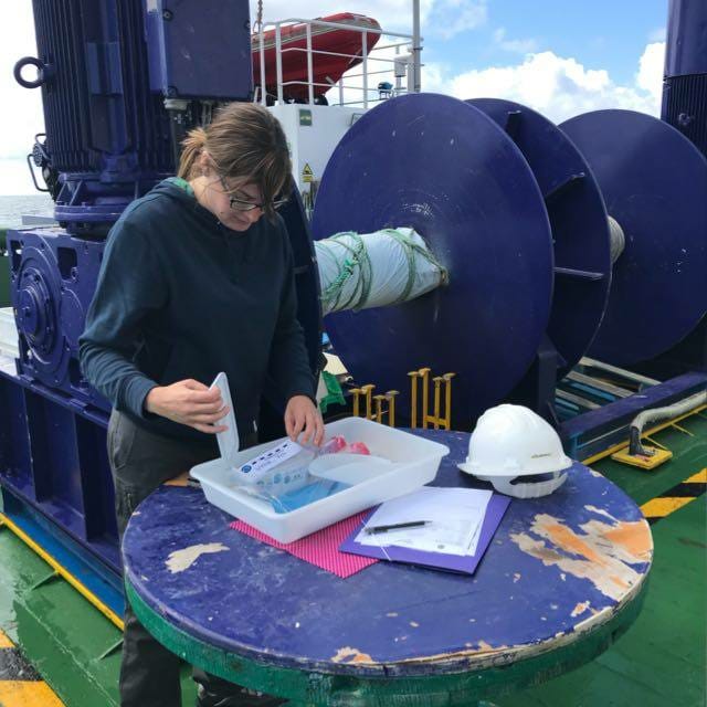 gemar_ieo's tweet photo. Qué mejor manera de celebrar el reciente anunciado #Ministerio de #Ciencia et al. que haciéndola y divulgándola. Hoy estamos desdobladxs entre las aguas del #GolfoDeCadiz 🦐🌊y la #litoteca del @IGME1849 ⛰️⚒️para la recuperación de dos dragas #shipek que usar proximamente! https://t.co/mXJgIdENDE