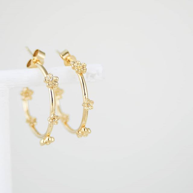 rwhiteheadjewel's tweet photo. The middle child in the blossom hoops family.
.
.
.
.
.
#goldhoops #hoopearrings #lovegold #flowerjewelry #inspiredbyflowers #inspiredbysummer #alternativebridal #bridal #handmade #weddingjewellery #weddingjewelry #jewellerydesigner #Jewellery #makersgo… https://t.co/F7sFtq5Hub https://t.co/kLzdwfT78z