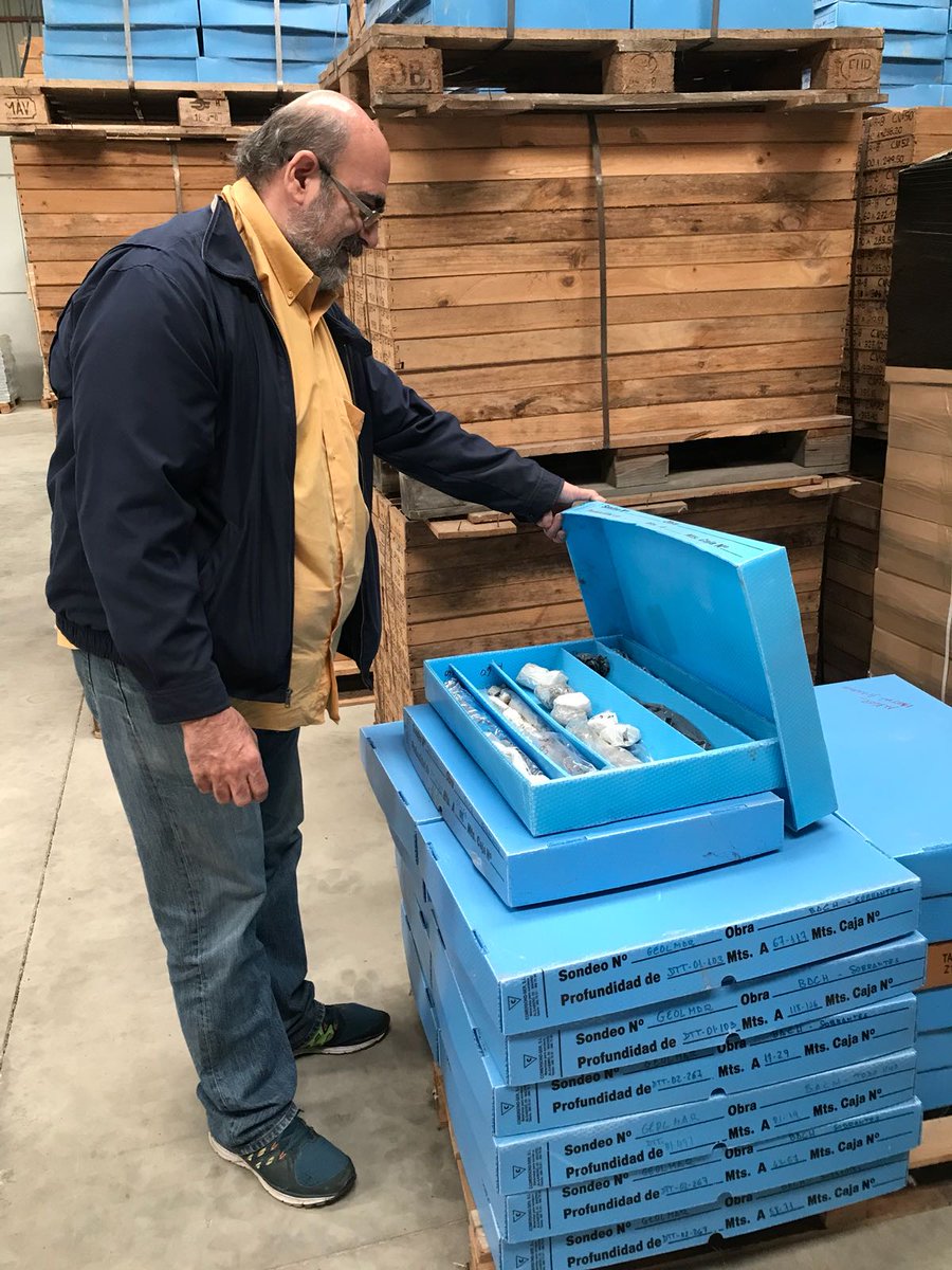 gemar_ieo's tweet photo. Qué mejor manera de celebrar el reciente anunciado #Ministerio de #Ciencia et al. que haciéndola y divulgándola. Hoy estamos desdobladxs entre las aguas del #GolfoDeCadiz 🦐🌊y la #litoteca del @IGME1849 ⛰️⚒️para la recuperación de dos dragas #shipek que usar proximamente! https://t.co/mXJgIdENDE