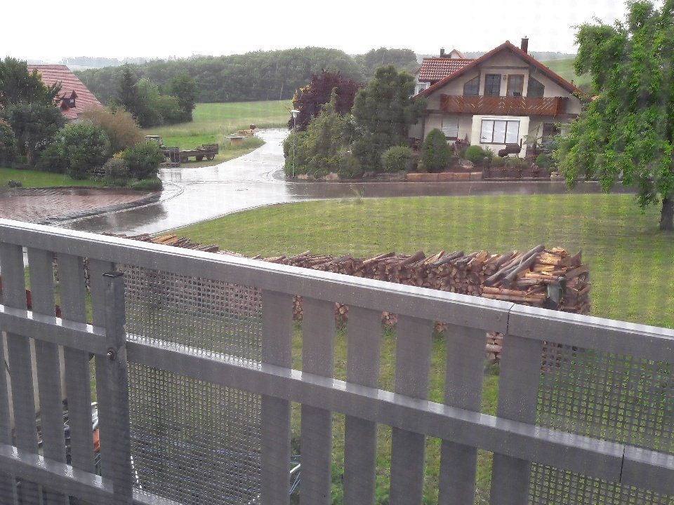 FoodBoy4's tweet photo. Ich weiß nicht ob man es sehen kann aber Es #Regnet sehr stark und vor 10 Minuten waren es noch 30 #Grad mit #Sonnenschein https://t.co/ayisr81TGF