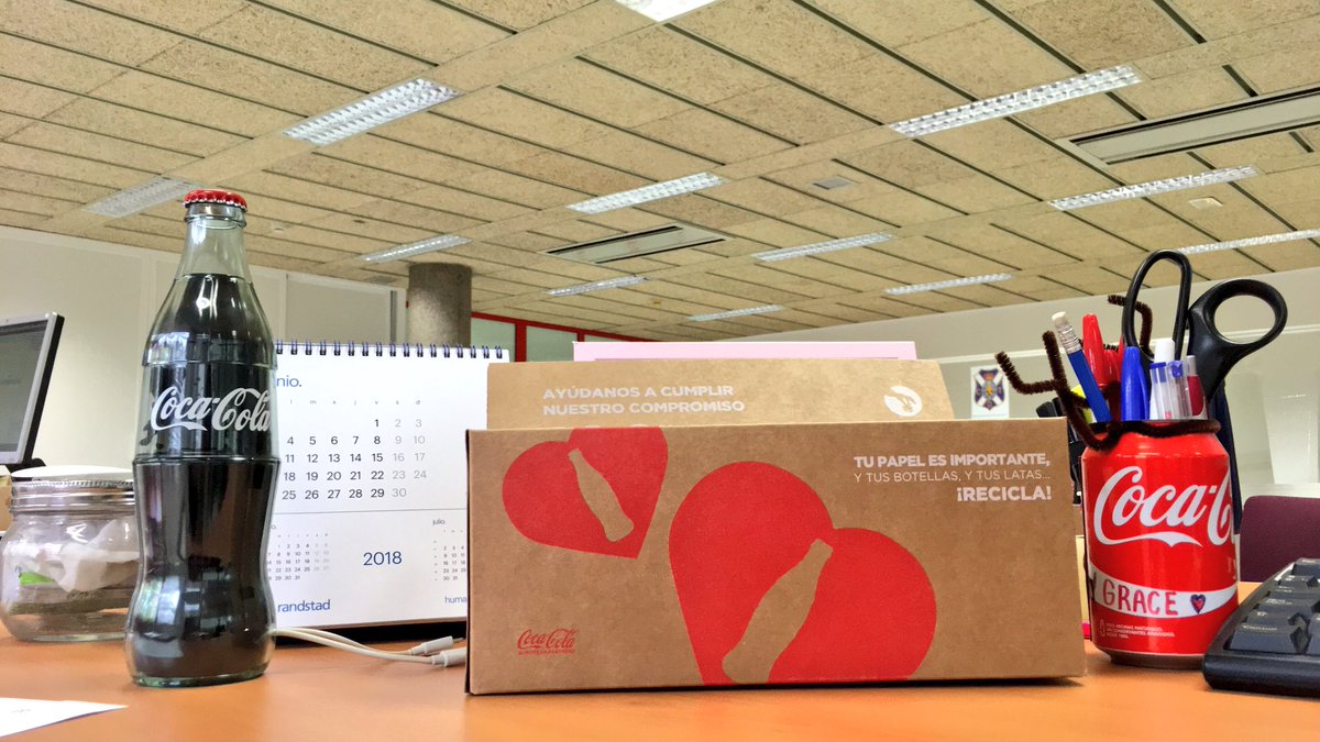 GraceMigse's tweet photo. En @CocaCola_es celebramos ayer el día mundial del #medioambiente reciclando 💪🏽♥️ #compromisoCC https://t.co/IoopRR9TlH