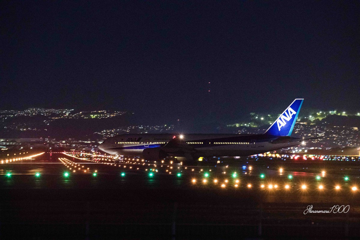 こば 伊丹空港千里川土手 夜の滑走路へ