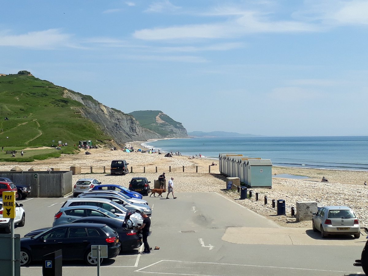 jurassicguides's tweet image. Sunny in the office... #professionalguides #mountainleaders #fossilwalks #jurassiccoast