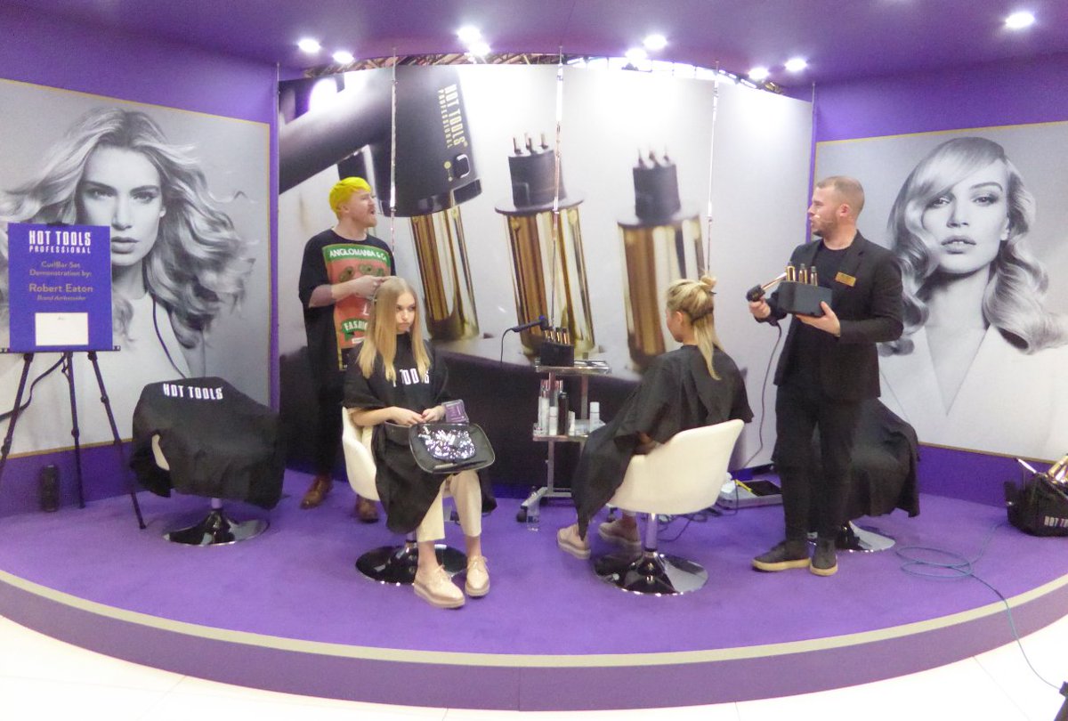 hottoolsprouk's tweet photo. #WaybackWednesday to @prohairlive 2018!
It was such an amazing event with our European Brand Ambassador @robertjeaton , Daniel Couch and the @RussellEaton_ team creating some sensational looks!
#prohairlive2018 #hottoolsproeu #curlbar #curlbarset #roberteaton https://t.co/1h5GksGqRT