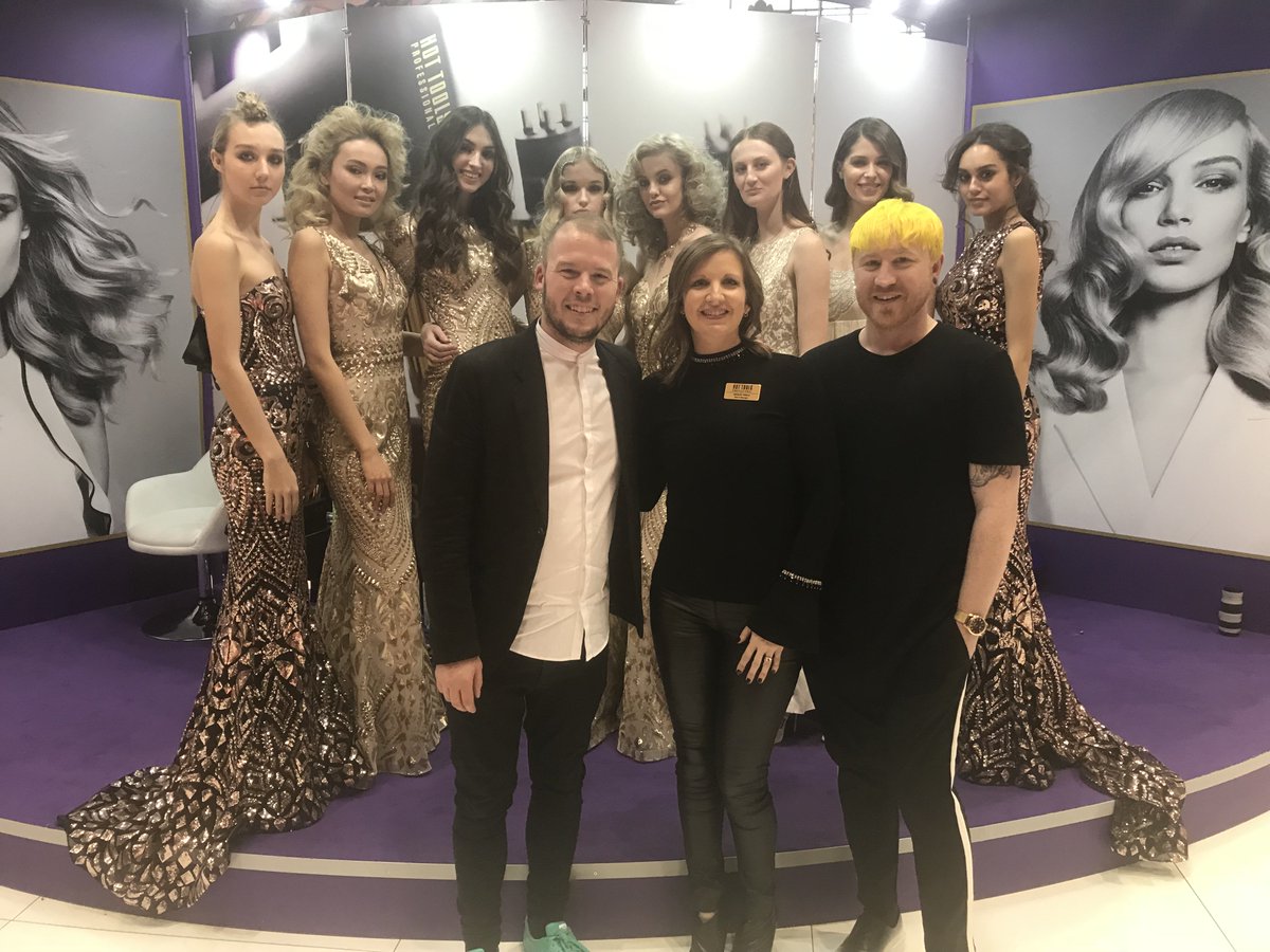 hottoolsprouk's tweet photo. #WaybackWednesday to @prohairlive 2018!
It was such an amazing event with our European Brand Ambassador @robertjeaton , Daniel Couch and the @RussellEaton_ team creating some sensational looks!
#prohairlive2018 #hottoolsproeu #curlbar #curlbarset #roberteaton https://t.co/1h5GksGqRT