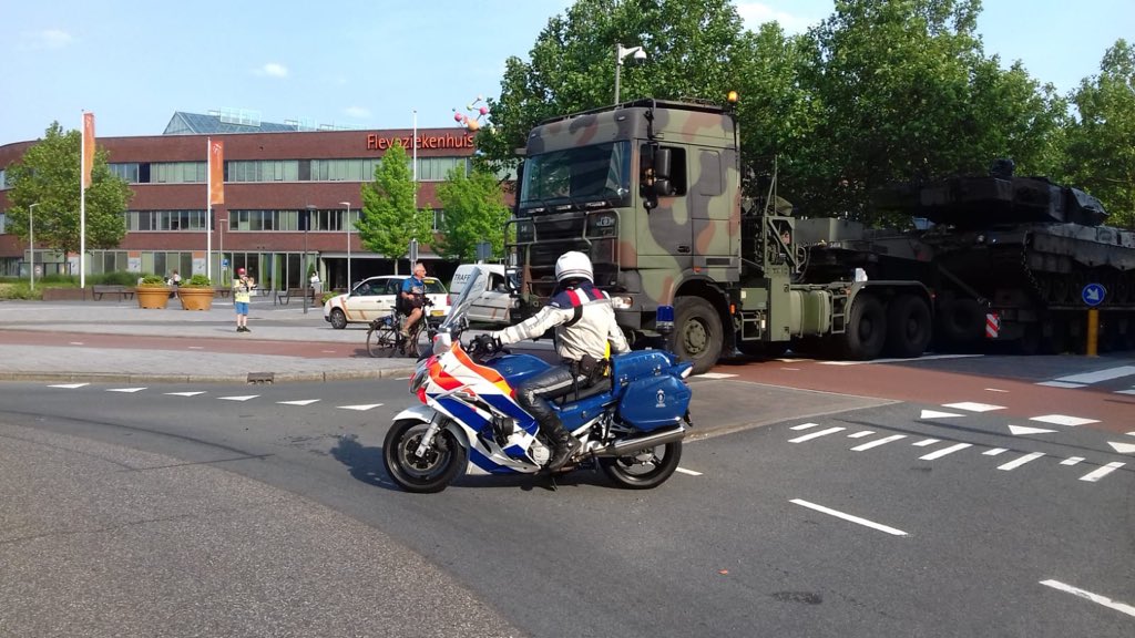 T360NL's tweet photo. Onze #verkeersregelaars bij speciaal transport #defensie #kmar #marechaussee #traffic360 https://t.co/BFHpg6weYY
