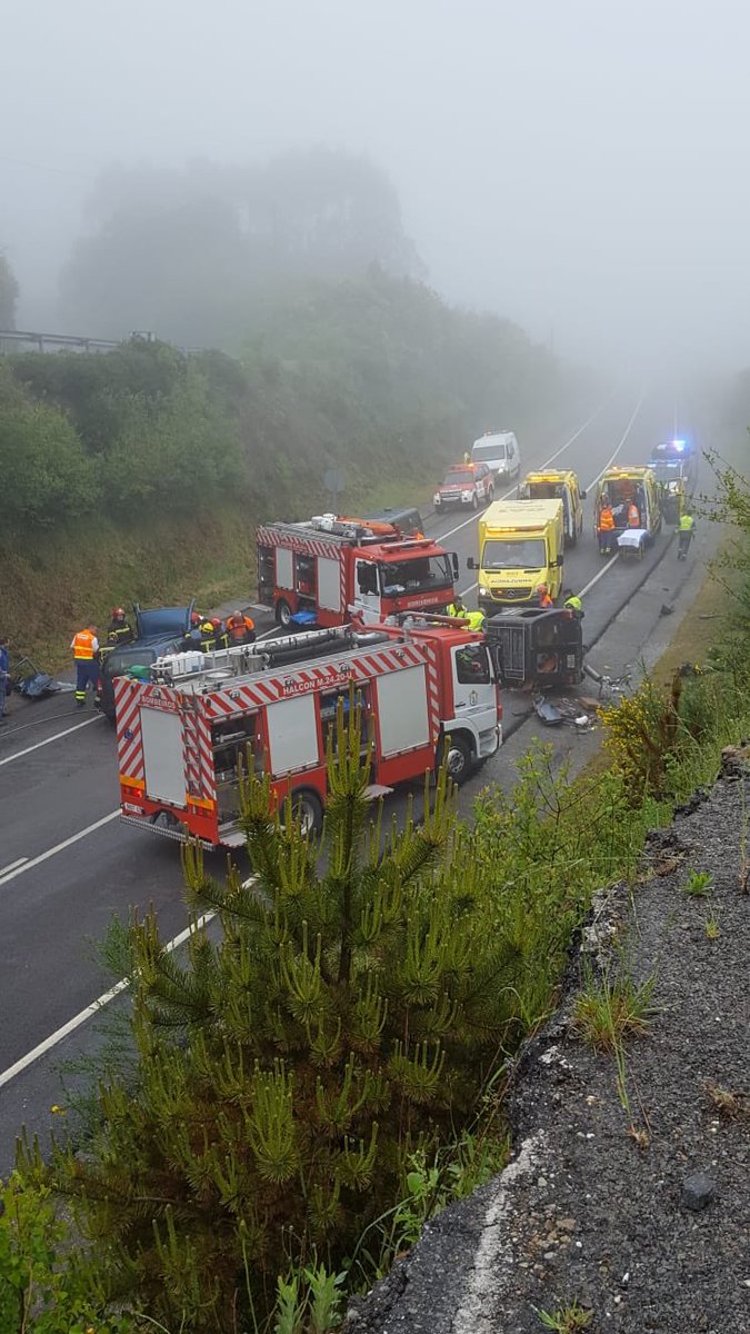 amb_burela's tweet photo. ⚠️ Fatal accidente hoy por la mañana en a #GAÑIDOIRA - #LUGO. Un fallecido y varios heridos 🚑 https://t.co/jnnAHI30KK