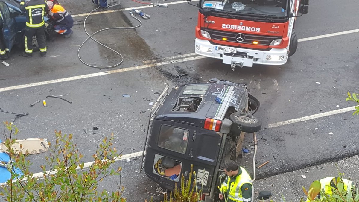amb_burela's tweet photo. ⚠️ Fatal accidente hoy por la mañana en a #GAÑIDOIRA - #LUGO. Un fallecido y varios heridos 🚑 https://t.co/jnnAHI30KK