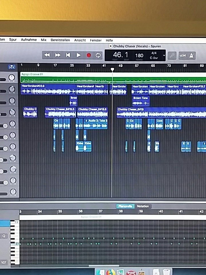 die ersten Demos werden gemixt, endlich passiert was
#punknroll #berlin #theloverockets #ebbe #mösa #wasisteinchubbychaser