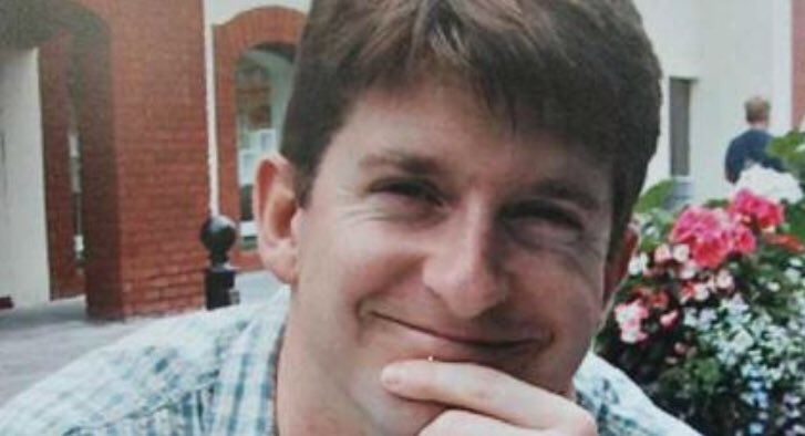 NickBryantNY's tweet image. Today we’re remembering Simon Cumbers, the BBC cameraman murdered by Islamists in 2004 while on assignment in Saudi Arabia. He was a lovely, gentle man and personified all that’s good in our industry. This year he would have celebrated his 50th birthday. #cuecumbers