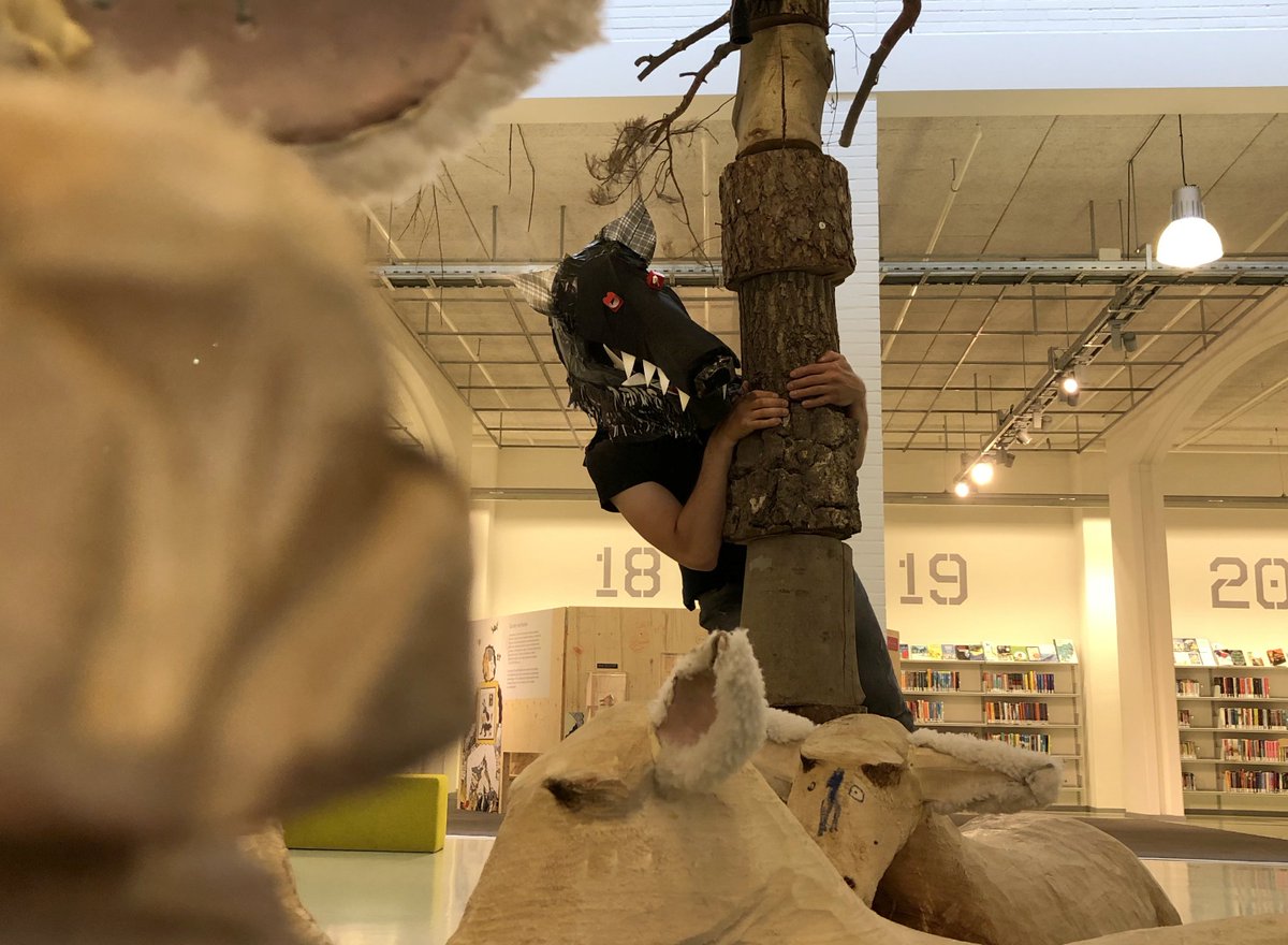 Naast het prachtige sprookjesbos zijn ook de kostuums in Alice Chance’s Fabels van gerecycled plastic gemaakt! Kom jij zondag kijken welke dieren er allemaal van plastic gemaakt zijn? 🐺 
coda-apeldoorn.nl/nl/agenda/fabe…