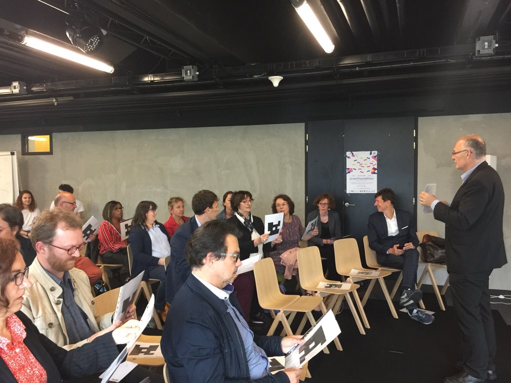 MurielBBG's tweet photo. @acrennes avec @aVanSante présentation des lauréats du #orienthackathon2018 devants des élus, des professionnels de l’#orientation https://t.co/yrzw7A0pJe