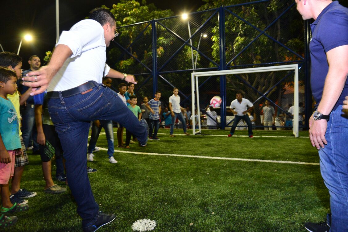 TutoUhiaAlcalde's tweet photo. Siete meses después de la entrega del #ParqueLaVictoria, los habitantes continúan disfrutando al máximo y en familia de cada zona de juego, de sus canchas multifuncional y sintética; con su camerino y gradería, plazoleta y parque biosaludable, gracias al apoyo de @Coldeportes. https://t.co/9PMJidNVdH