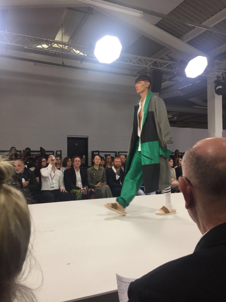 annebalasklein's tweet photo. #london #GFW18 @OfficialGFW @EcoleLISAA #mode #fashion super fière de présenter notre #étudiant #student https://t.co/8xhXVB3O7y