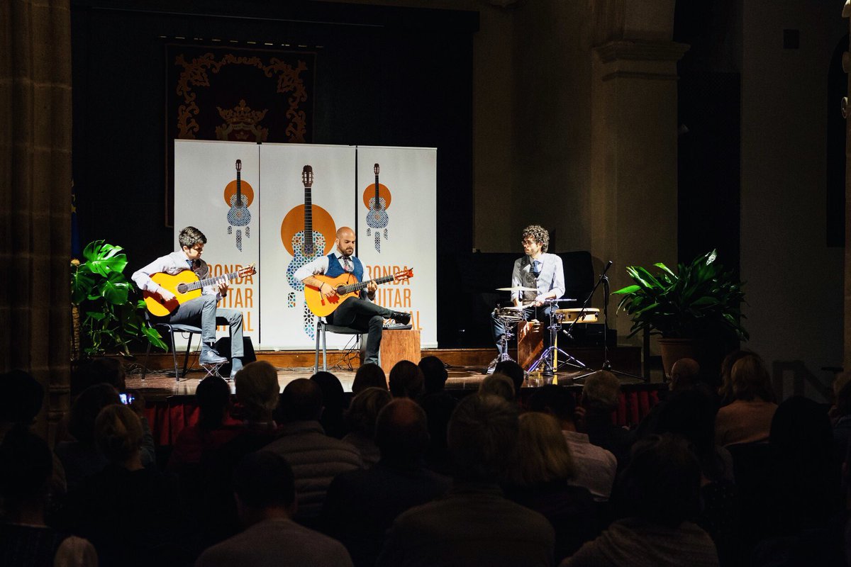 Albertolopezfl's tweet image. Festival Internacional de #guitarra de #Ronda. Gracias al maravilloso público con el que compartimos esta genial velada y a mis músicos que siempre me arropan(Blas Martínez y Javier Rabadán). ¡Seguimos de conciertos en #España!!👏😘
#DetrasDeLaVerdad #Flamenco #Musica #Andalucia